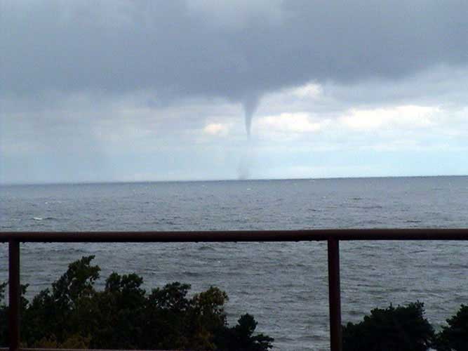 Figure 5a. Waterspout Photo - Click to Enlarge