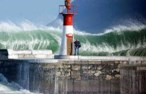 Image of Long Southern Ocean swell refracted/focused into 
False Bay, South Africa - Click to Enlarge