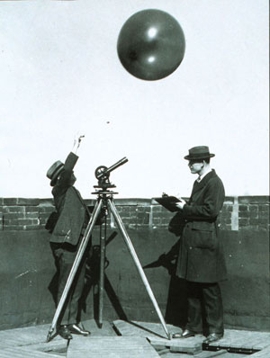 Early testing of hydrogen-filled balloons for radiosonde measurements